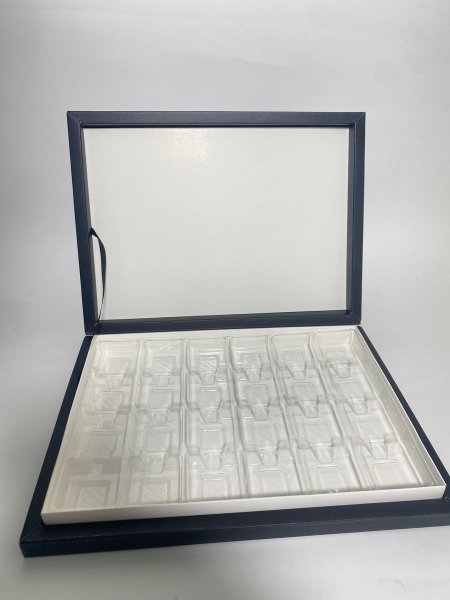 بوكس شوكلاته لون أسود 24 حبة